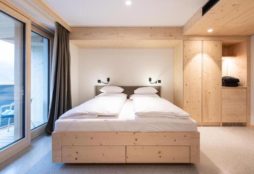 套房带泳池景, Mari Pop