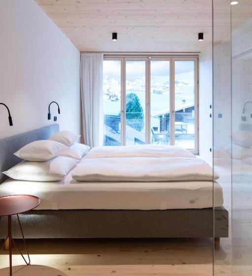 带露台的套间, Mari Pop