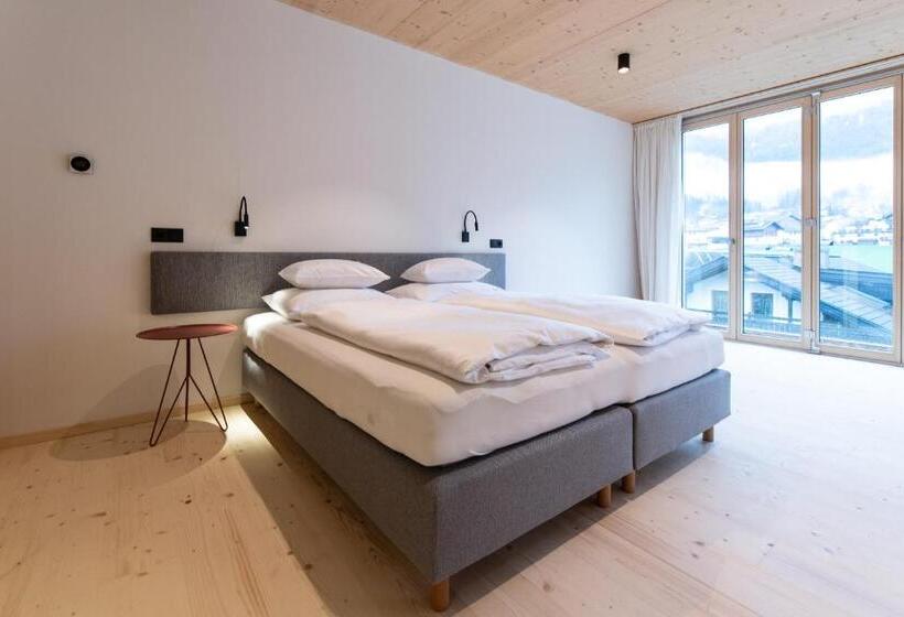 带露台的套间, Mari Pop