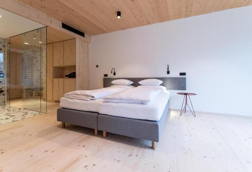 带露台的套间, Mari Pop