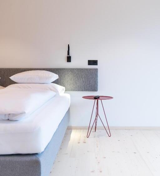 带露台的套间, Mari Pop