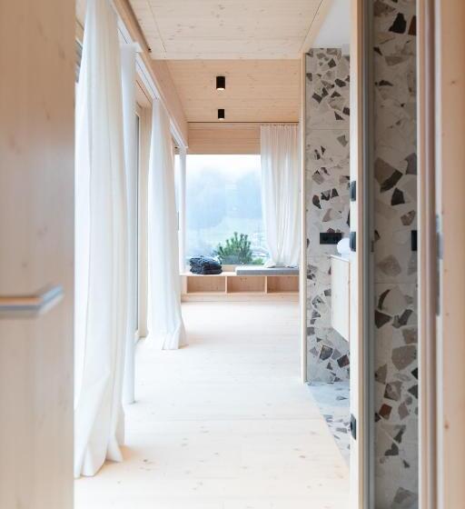 带露台的套间, Mari Pop