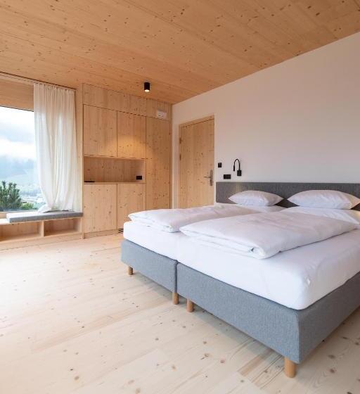 带露台的套间, Mari Pop