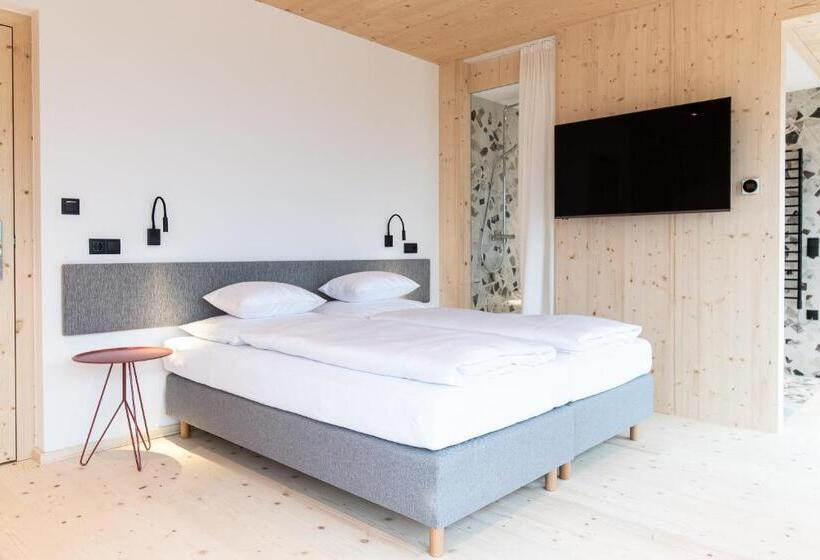 带露台的套间, Mari Pop