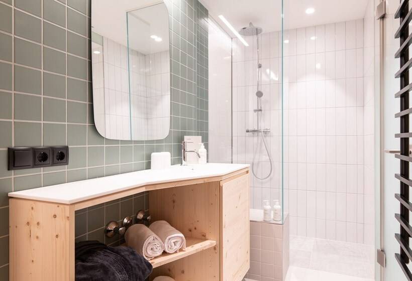 高级大房间, Mari Pop