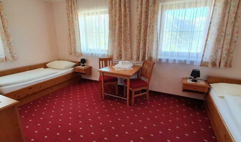 اتاق خانوادگی, Moser