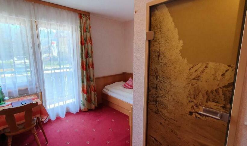 اتاق استاندارد یک تخته با بالکن, Moser