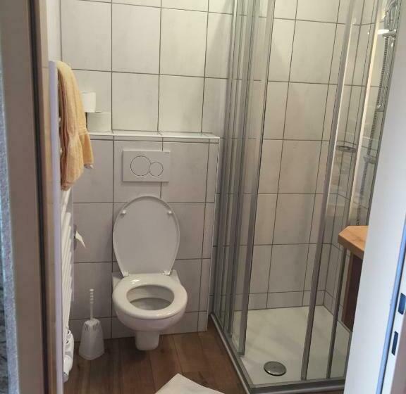 اتاق استاندارد یک تخته با بالکن, Moser