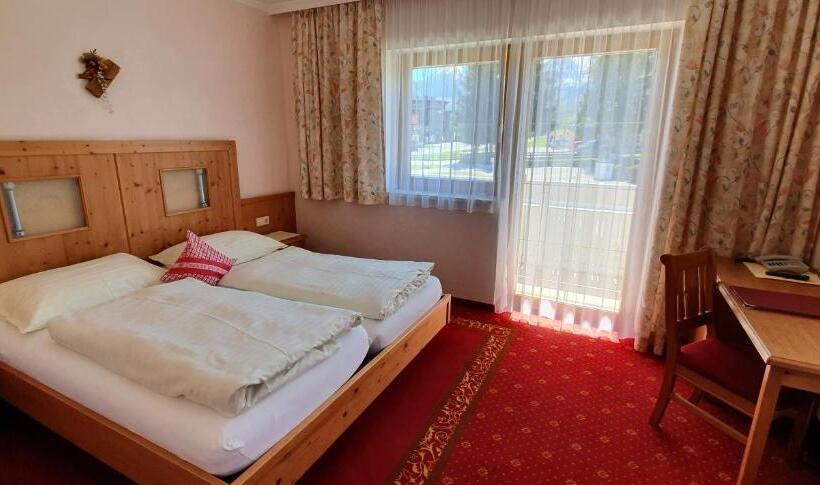 اتاق خانوادگی, Moser