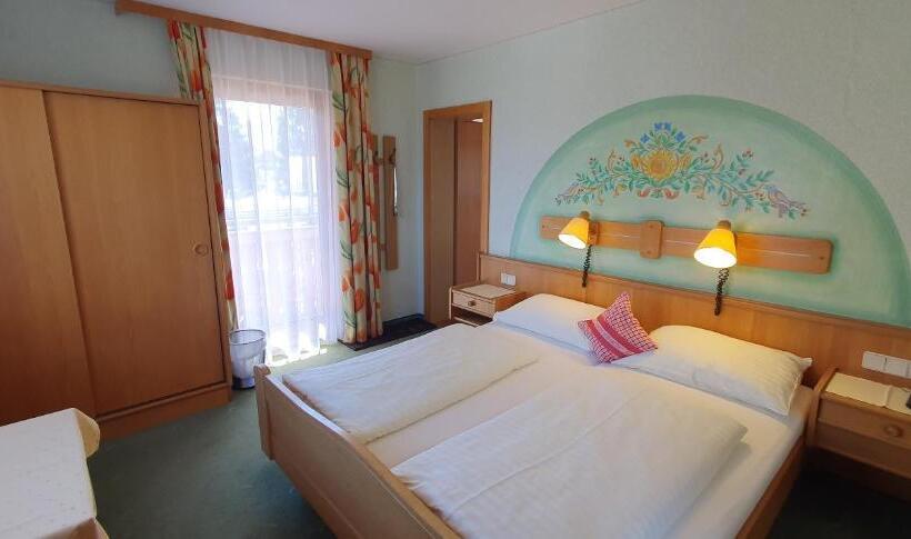 اتاق استاندارد با بالکن, Moser