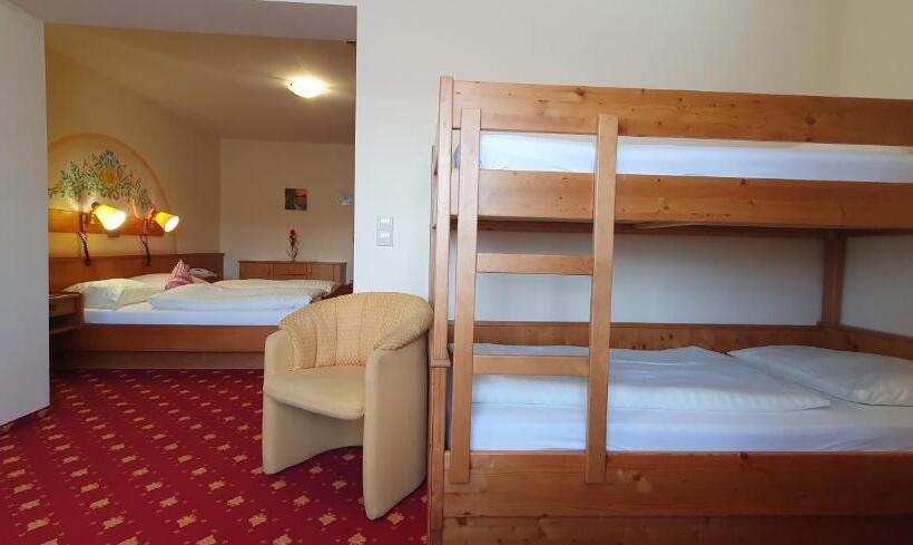 اتاق استاندارد با بالکن, Moser