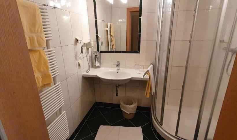 اتاق استاندارد با بالکن, Moser