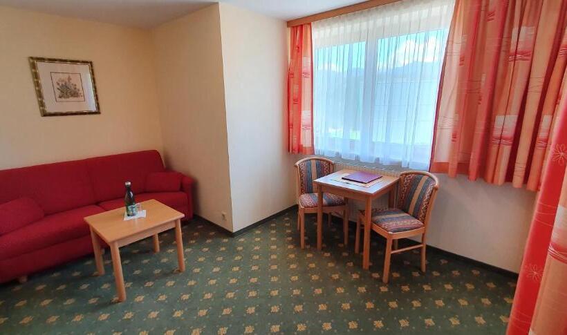 اتاق استاندارد با بالکن, Moser