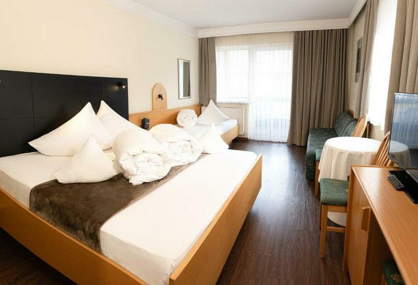 带阳台的三人标准间, Post