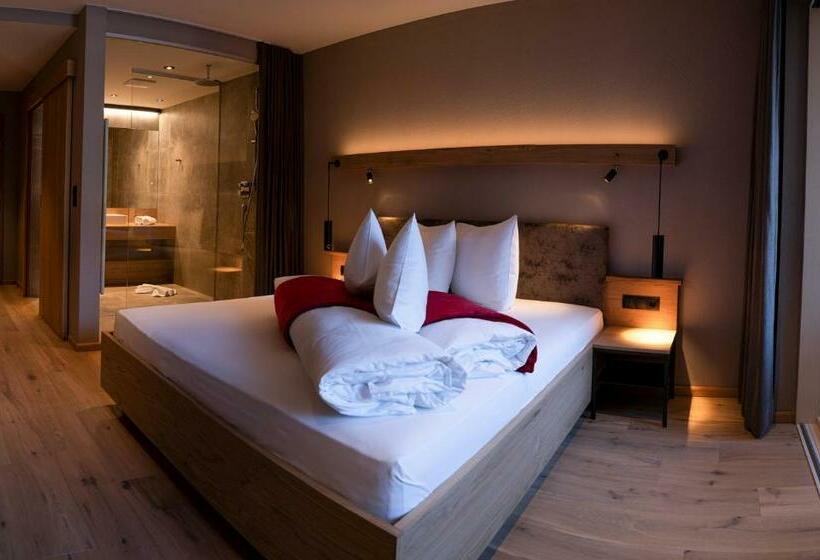 标准间带游泳池, Post