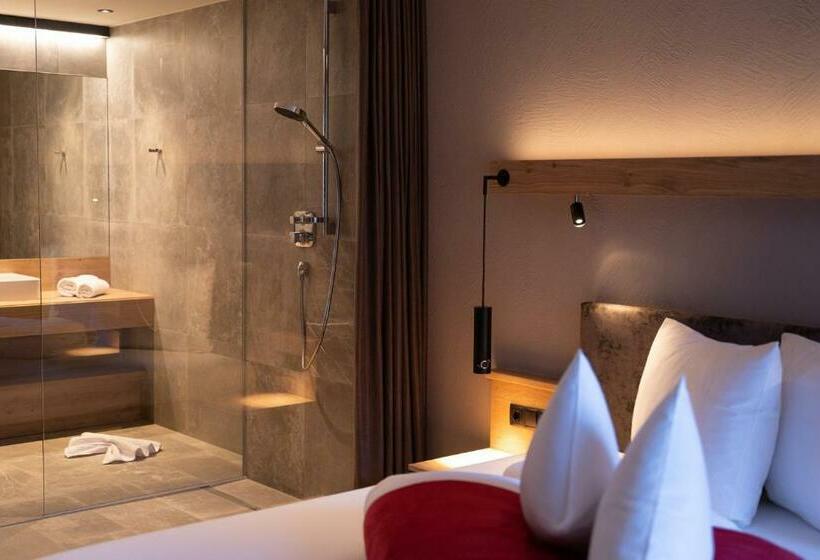 标准间带游泳池, Post