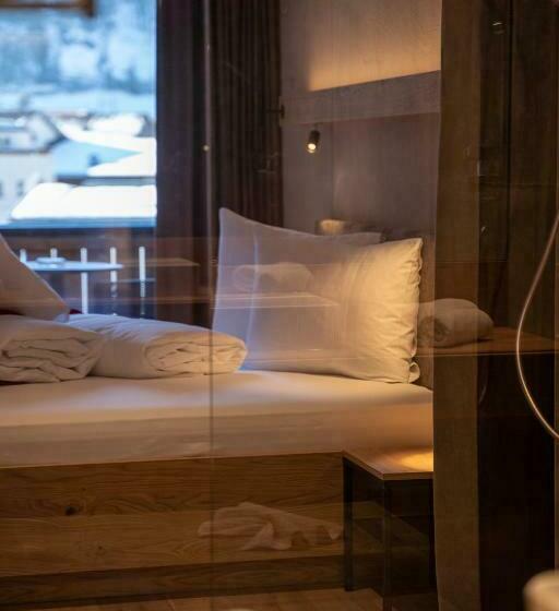 标准间带游泳池, Post