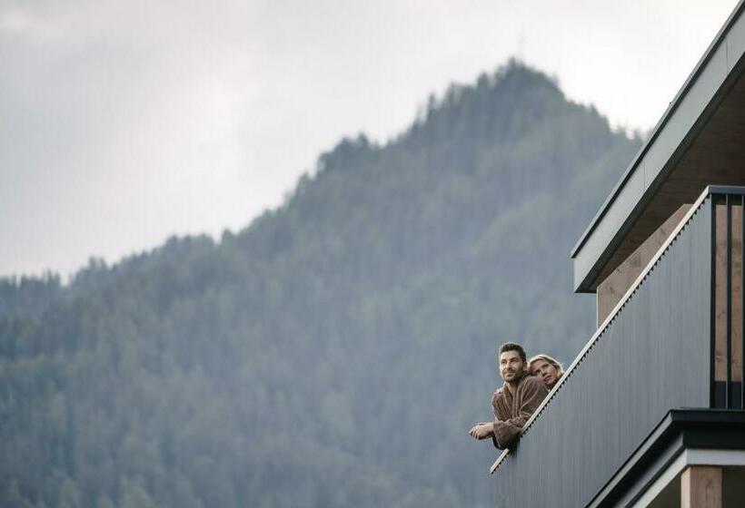 标准间带游泳池, Post