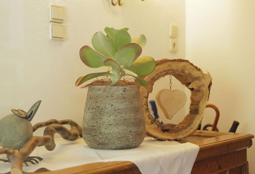 标准单人间, Post