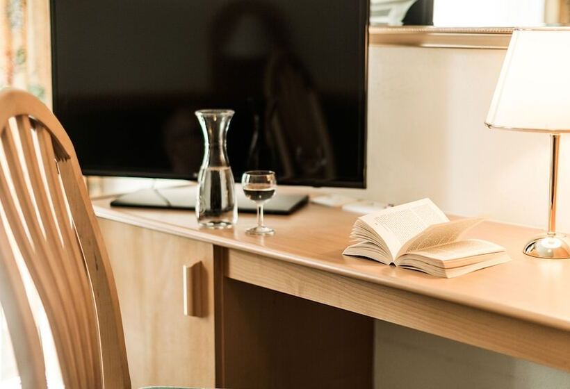 标准单人间, Post