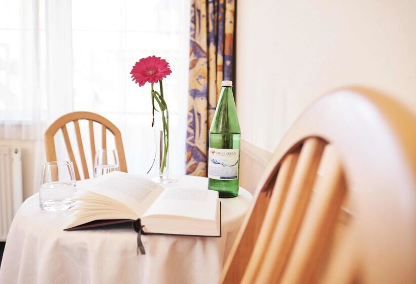 标准单人间, Post