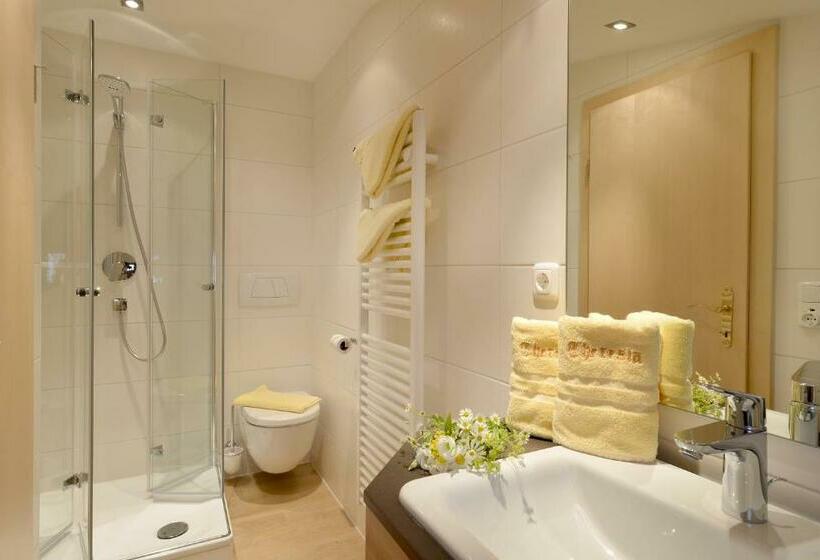 غرفة قياسية مزوَّدة بشُرفة, Theresia Garni