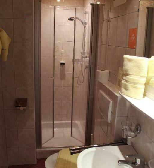 غرفة قياسية مزوَّدة بشُرفة, Theresia Garni