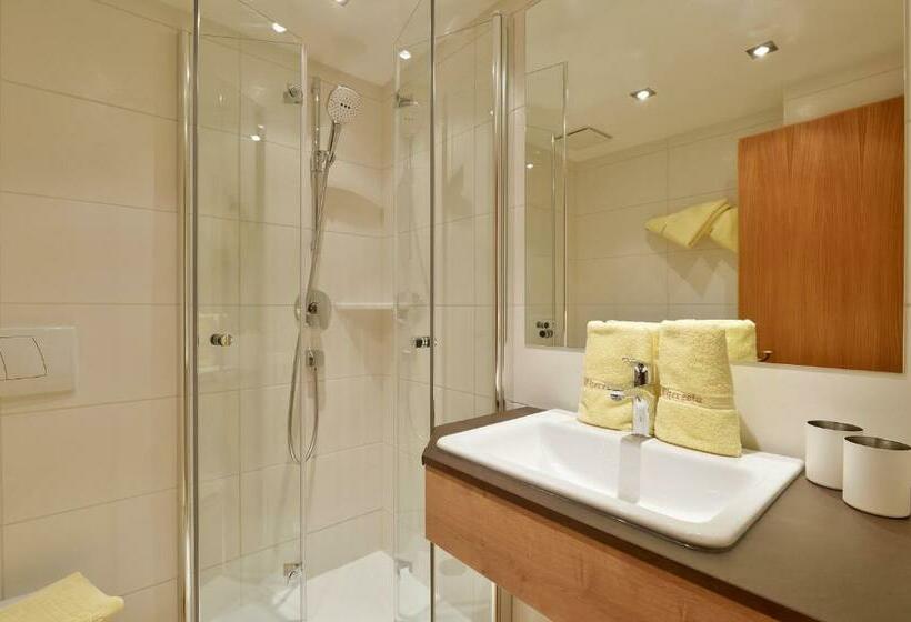 غرفة قياسية مزوَّدة بشُرفة, Theresia Garni