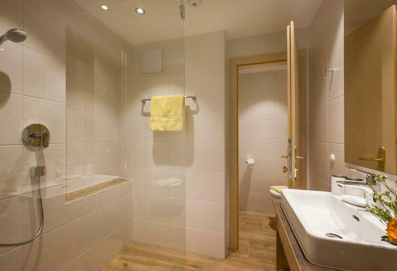 غرفة قياسية ثلاثية مزودة بشرفة, Theresia Garni