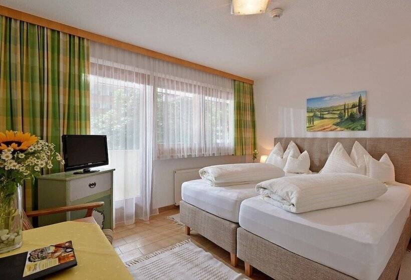 غرفة قياسية مزوَّدة بشُرفة, Theresia Garni