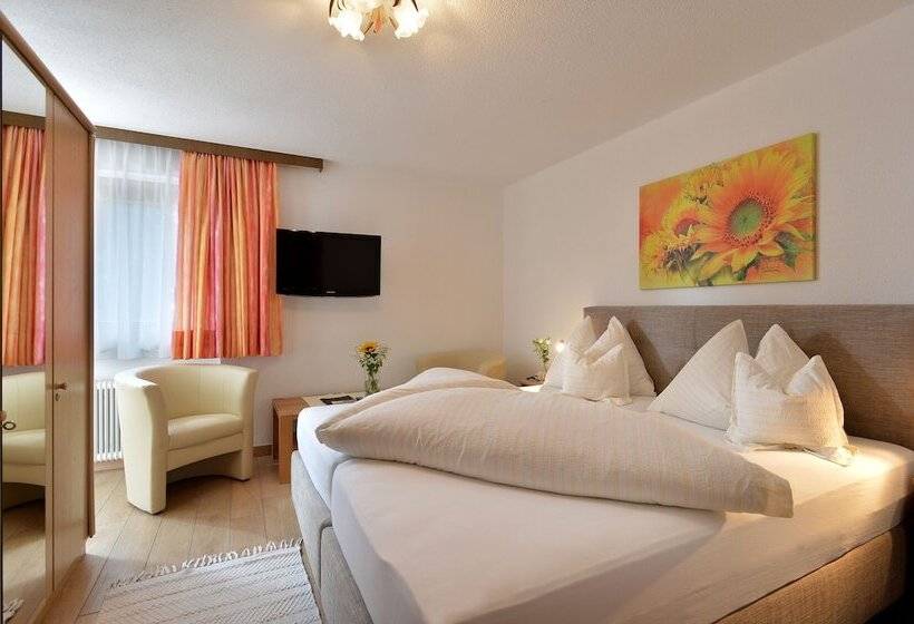 غرفة قياسية مزوَّدة بشُرفة, Theresia Garni