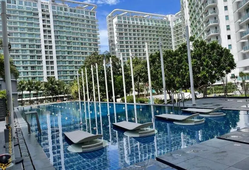 استودیو استاندارد با چشم‌انداز استخر, Azure Urban Resort Residences
