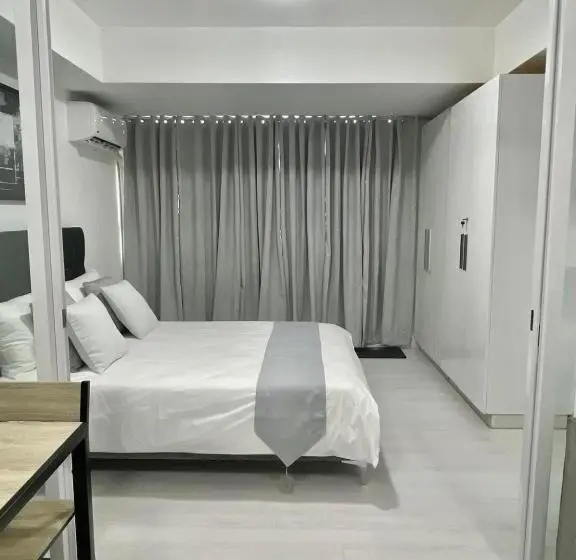 استودیو استاندارد با چشم‌انداز استخر, Azure Urban Resort Residences