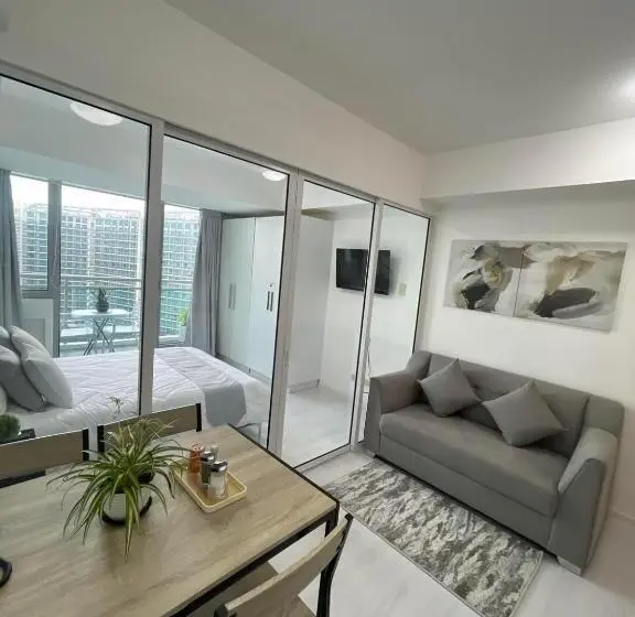 استودیو استاندارد با چشم‌انداز استخر, Azure Urban Resort Residences