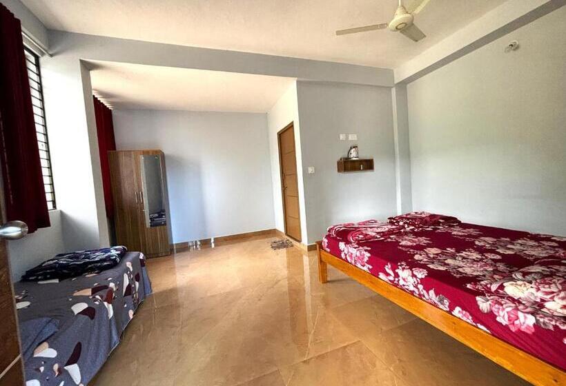 غرفة قياسية ثلاثية, Sri Swarna Darvi Lodge Horanadu