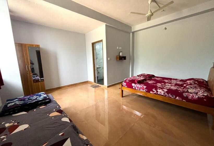 غرفة قياسية ثلاثية, Sri Swarna Darvi Lodge Horanadu