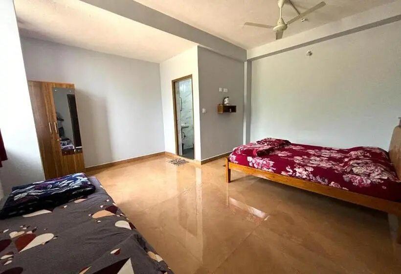 スタンダードトリプルルーム, Sri Swarna Darvi Lodge Horanadu