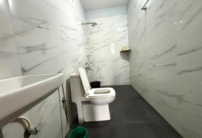 غرفة قياسية ثلاثية, Sri Swarna Darvi Lodge Horanadu