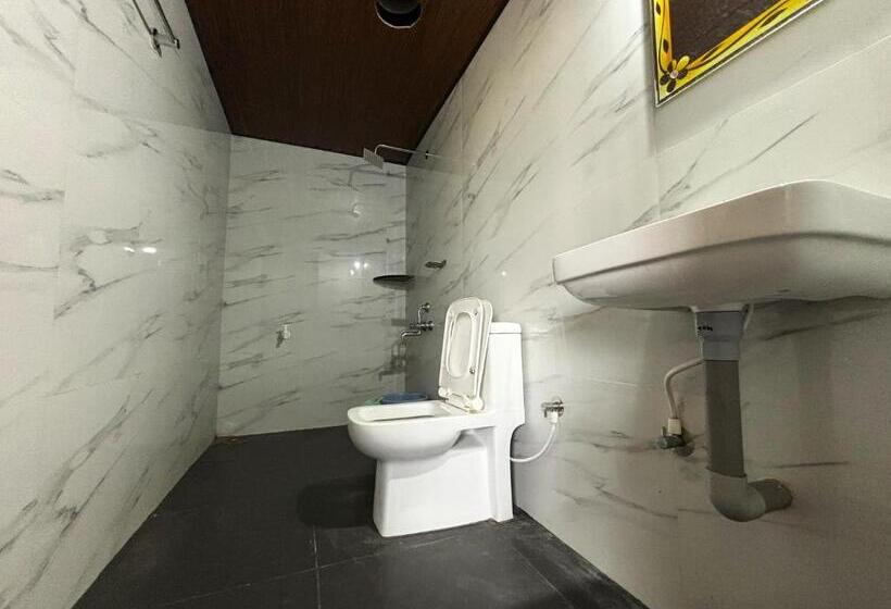 غرفة قياسية ثلاثية, Sri Swarna Darvi Lodge Horanadu