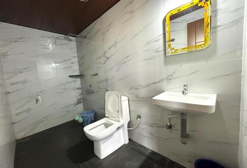 غرفة قياسية ثلاثية, Sri Swarna Darvi Lodge Horanadu