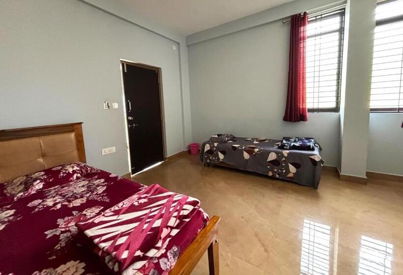 غرفة قياسية ثلاثية, Sri Swarna Darvi Lodge Horanadu