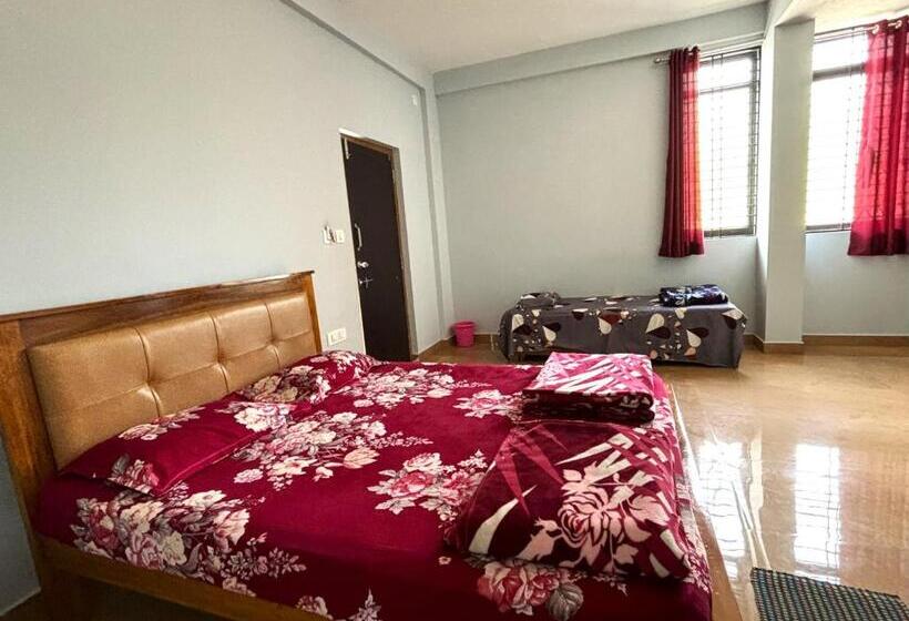 غرفة قياسية ثلاثية, Sri Swarna Darvi Lodge Horanadu