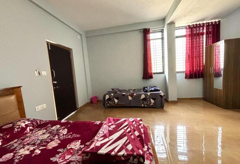 غرفة قياسية ثلاثية, Sri Swarna Darvi Lodge Horanadu