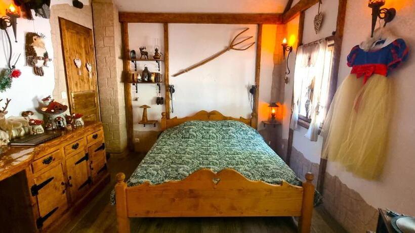 Номер Стандарт Вид на Бассейн, La Chaumière De La Forêt Enchantée, Week End Insolite, Avec Jacuzzi Privatif Dans Espace Bien Etre