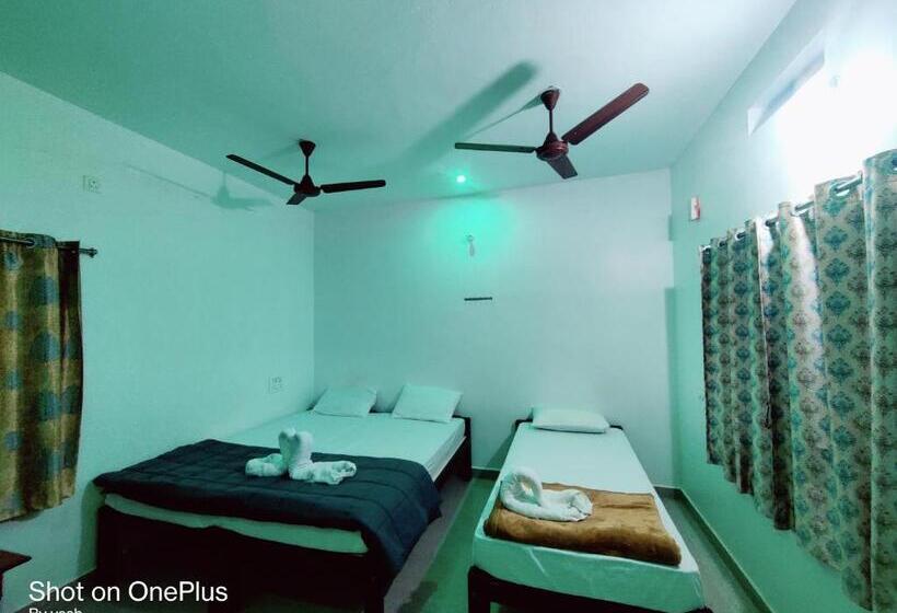 اتاق لوکس سه تخته, Surya Cafe And Stay Sea View