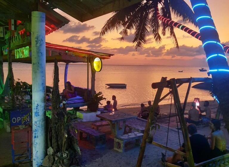 كوخ قياسي, Two Rocks Bungalows