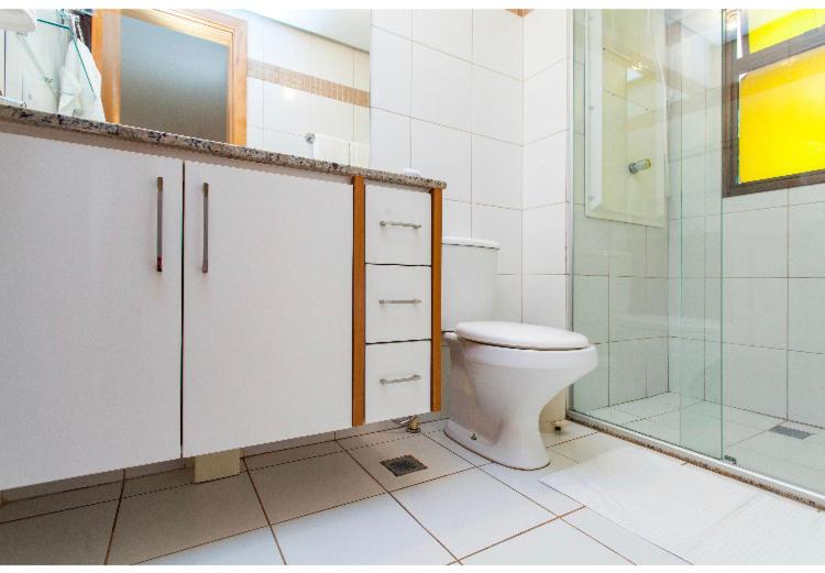 带1个卧室的带阳台的公寓, Flat Na Beira Do Lago 5min Da Esplanada Dos Ministérios