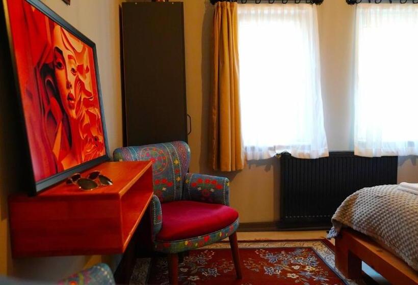 اتاق استاندارد, Alpha Stone House