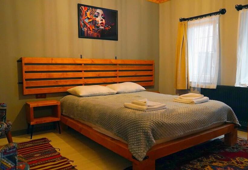 اتاق استاندارد, Alpha Stone House