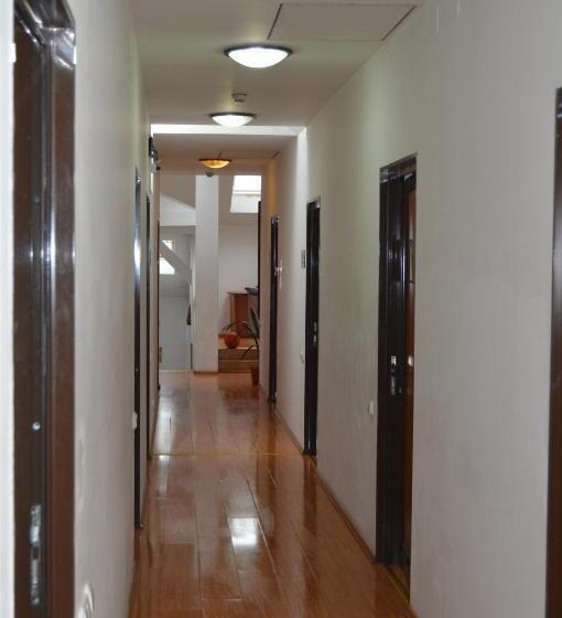 ルームシェアのワンベッド, Kollege Hostel